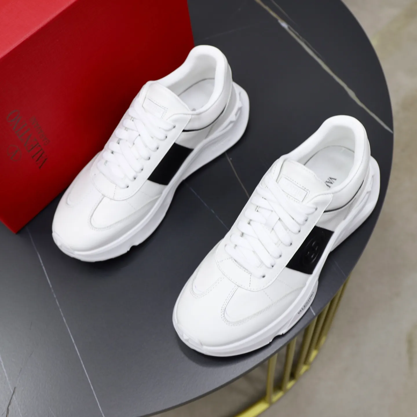 Ex-factory price: 420💰VALENTINO/Valentino Men's latest low-top thick-soled sports shoes are shipped. Made with heavy industry, men's fine casual sports shoes, versatile style. Original leather, rubber lines embellished with geometric segmented uppers, hand-sewn with precision, novel and fashionable style, rubber soles with rivet details on the front and back, VALENTINO GARAVANI LOGO printed on the side, and Valentino Garavani decorative inlay on the tongue. Logo, comfortable, breathable and durable on the feet! Comes with full original packaging! Code number: 38-39-40-41-42-43-44 (45 can be customized)